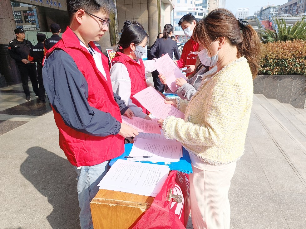 市公共資源交易中心開展文明城市創(chuàng)建黨員志愿服務(wù)活動1.jpg