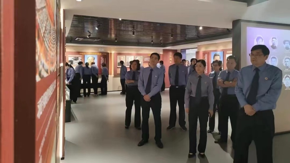 1.強(qiáng)化黨紀(jì)教育 筑牢思想防線——市檢察院組織黨員干警參觀銅陵市黨性黨風(fēng)黨紀(jì)教育館.jpg