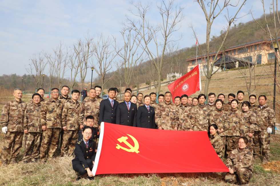 4.市國(guó)防動(dòng)員辦公室黨支部 銅陵西站黨總支聯(lián)合開(kāi)展“各植一棵樹(shù) (1).jpg
