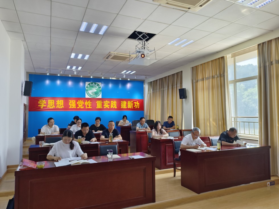 2.淡水豚保護區(qū)管理局開展深入貫徹中央八項規(guī)定精神學習教育專題黨課 (1).jpg